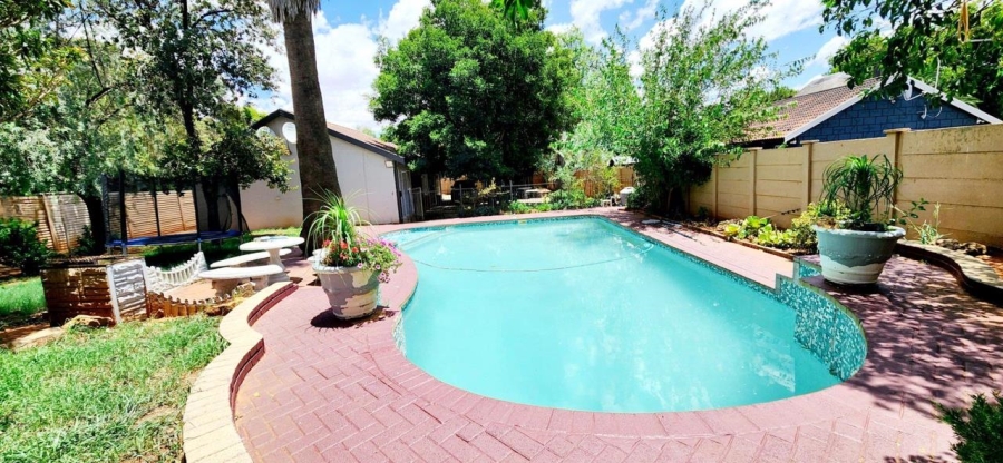 4 Bedroom Property for Sale in Langenhovenpark Free State